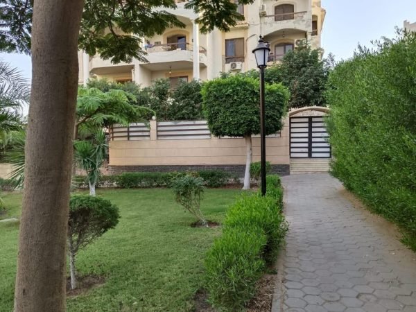 شقه للايجار مكيفه بجاردن كومباوند زيزينيا امام الجامعه الامريكيه بالتجمع الخامس