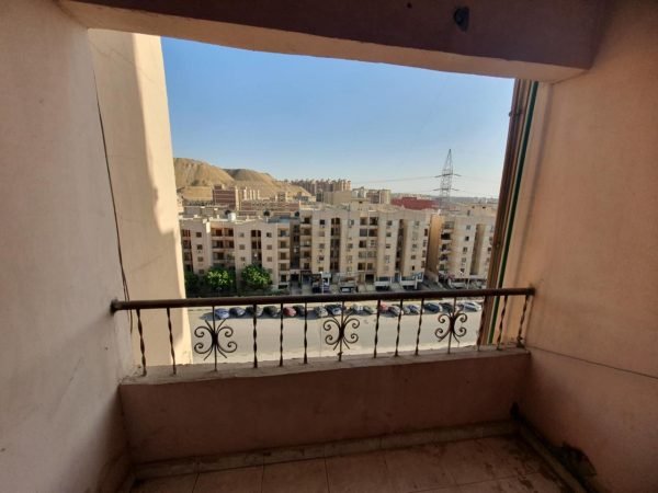⁦شقه للايجار المفروش في كمبوند تبارك علي دائري المعادي مكيفه وبجوار جميع الخدمات⁩ - الصورة ⁦4⁩