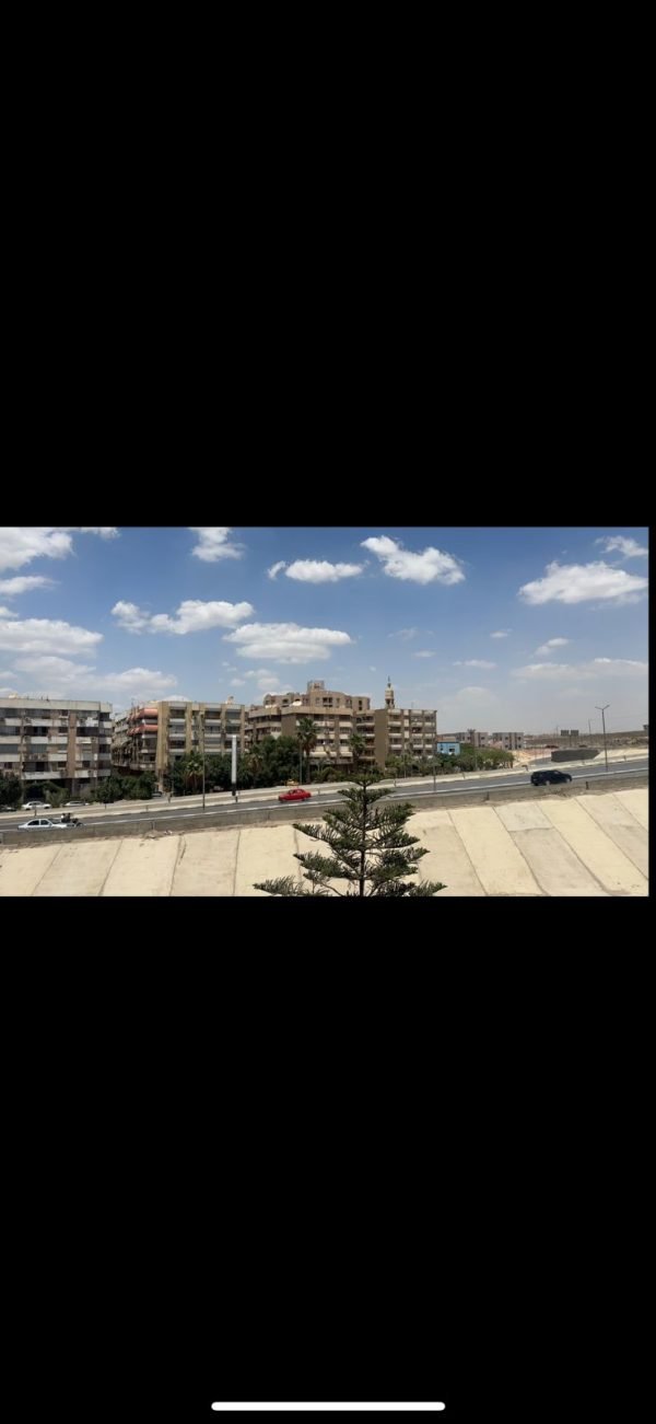 شقه للبيع في نيركو الشطر الخامس ب المعادي فيو امامي واجهه علي الشارع  الرئيسي وتطل  علي حديقه