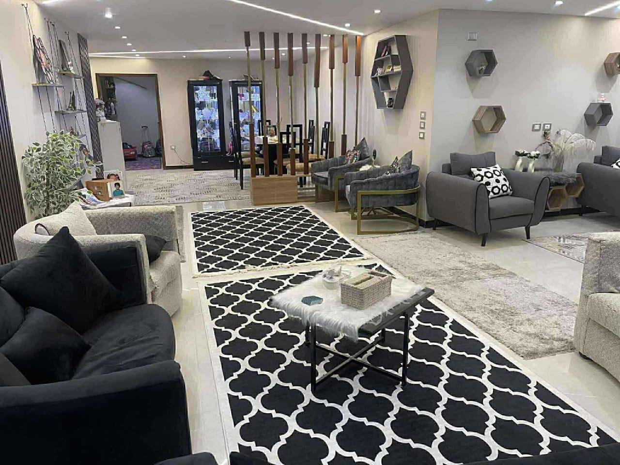 شقه للبيع  في  شارع الزهراء الرئيسي  بجوار فودافون فيو امامي  بالكامل  واجهه وبحري