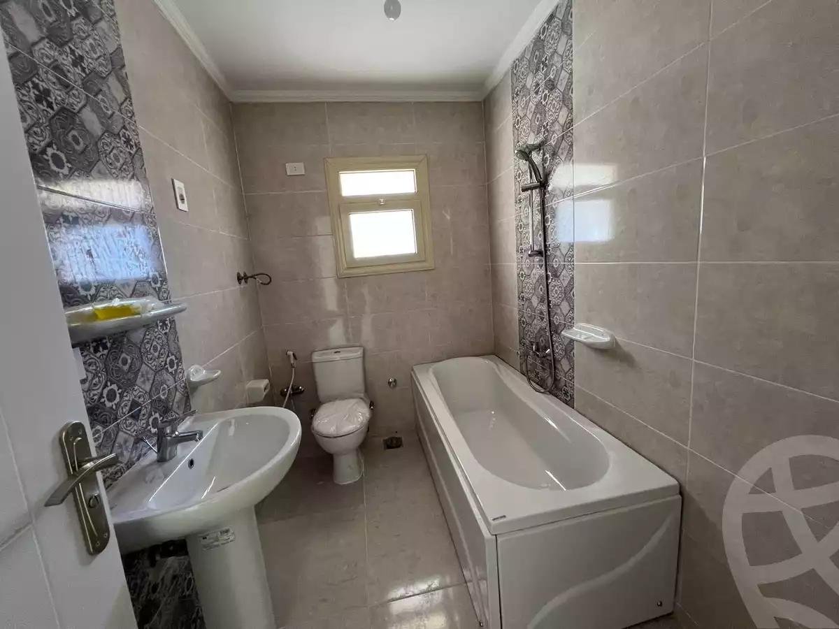 شقه للايجار في اابراج الندي  زهراء المعادي  واجهه علي  طريق الاوتوستيراد